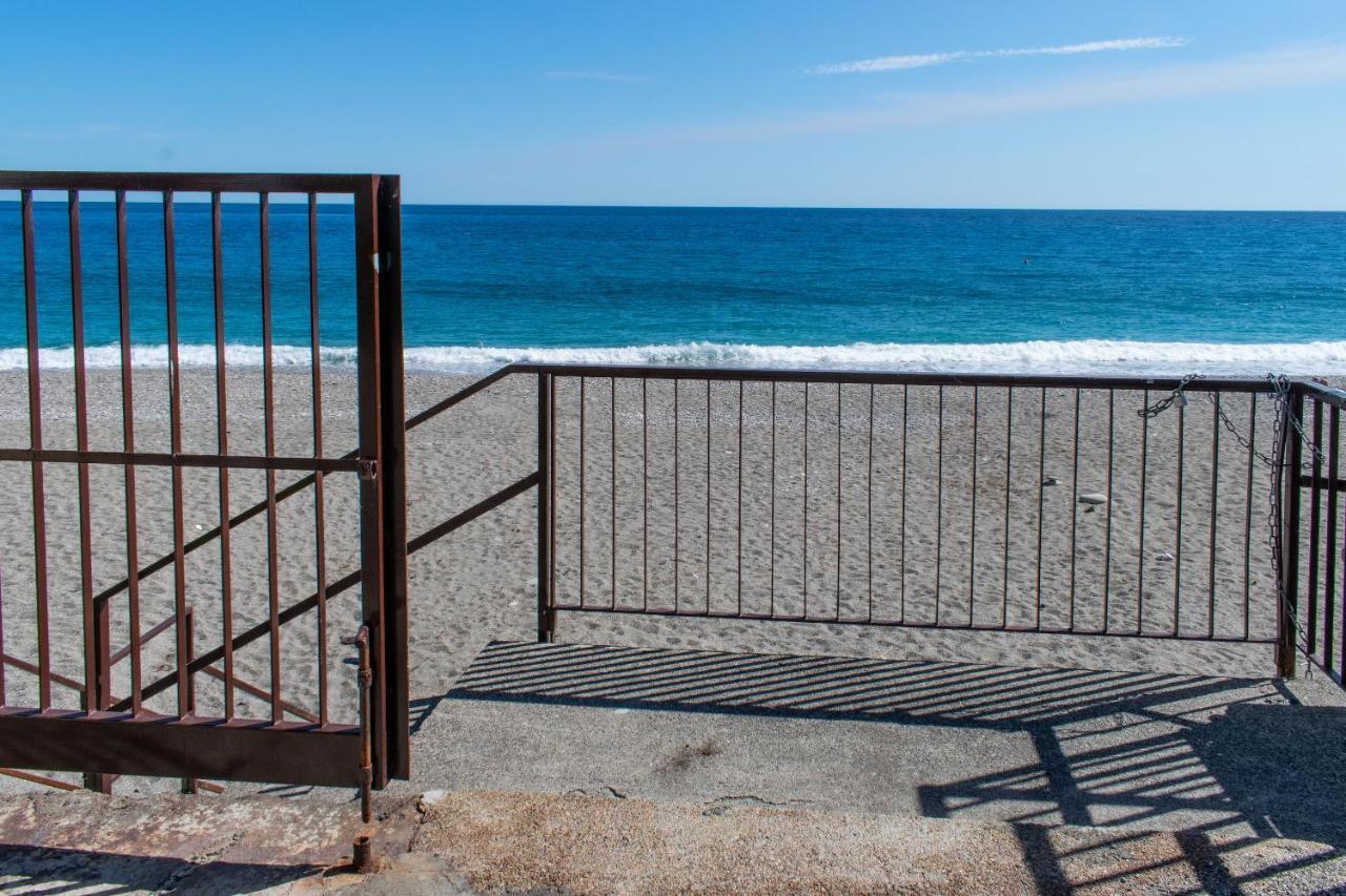 Beach House Acquamarina Letojanni Exterior photo